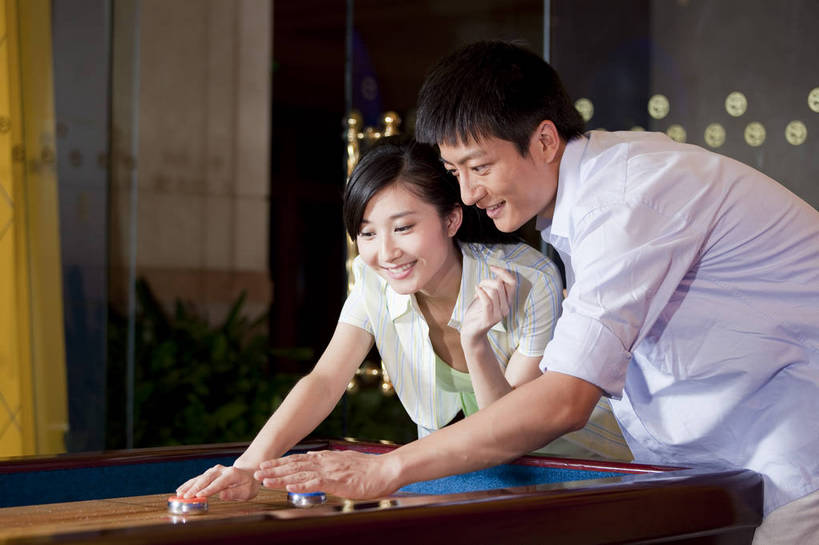 东方人,两个人,横图,彩色,室内,白天,度假,运动,中国,亚洲,图片,打球,站着,休闲,美女,摄影,生活方式,美好,球馆,东亚,中华人民共和国,沙壶球,男人,男性,女人,女性,亚洲人,中国人,年轻人,情侣,半身,高兴,愉快,bj174