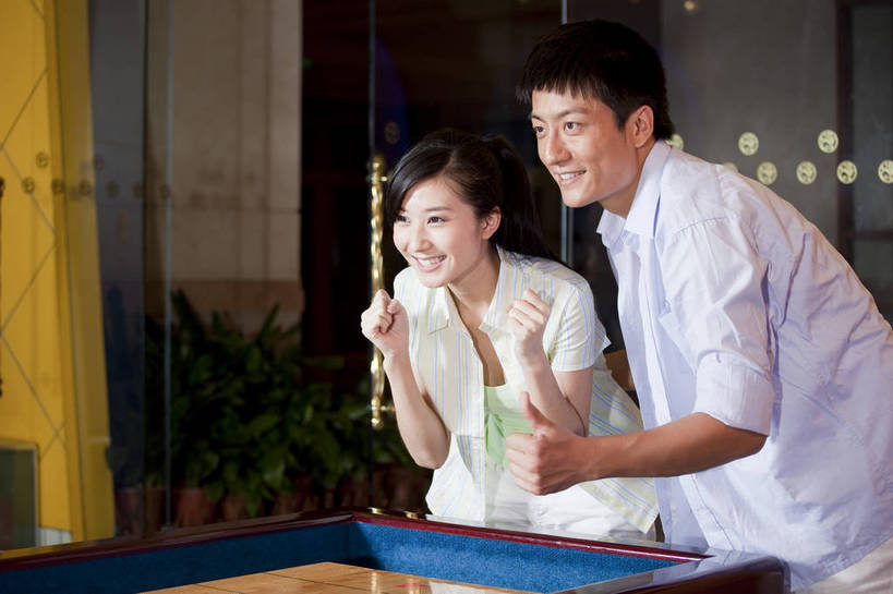 东方人,两个人,横图,彩色,室内,白天,度假,运动,中国,亚洲,图片,打球,站着,休闲,美女,摄影,生活方式,美好,球馆,东亚,中华人民共和国,沙壶球,男人,男性,女人,女性,亚洲人,中国人,年轻人,情侣,半身,高兴,愉快,bj174