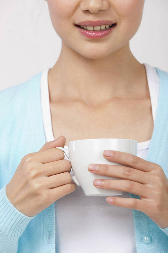 东方人,一个人,微笑,竖图,彩色,室内,白天,中国,亚洲,图片,喝咖啡,休闲装,享受,休闲,放松,美女,摄影,生活方式,轻松,东亚,女孩,女人,女性,亚洲人,中国人,年轻人,坐着,半身,影棚拍摄,高兴,愉快,bj174