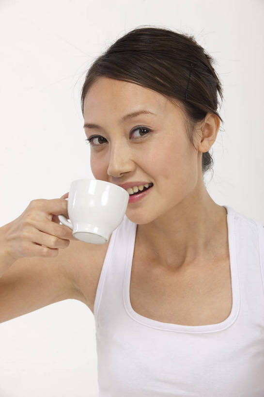 东方人,一个人,微笑,竖图,彩色,室内,白天,中国,亚洲,喝,图片,喝咖啡,休闲装,享受,休闲,放松,美女,摄影,生活方式,轻松,东亚,女孩,女人,女性,亚洲人,中国人,年轻人,坐着,半身,影棚拍摄,高兴,愉快,bj174