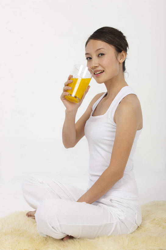 果汁,东方人,一个人,微笑,竖图,彩色,室内,白天,中国,亚洲,喝,图片,饮品,休闲装,饮料,享受,休闲,放松,美女,摄影,生活方式,轻松,可口,东亚,适口,女孩,女人,女性,亚洲人,中国人,年轻人,坐着,全身,影棚拍摄,高兴,愉快,bj174