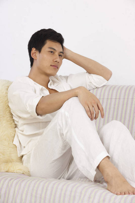 东方人,一个人,微笑,竖图,彩色,室内,白天,沙发,中国,亚洲,图片,休闲装,伸懒腰,享受,休闲,放松,摄影,生活方式,轻松,东亚,男人,男性,亚洲人,中国人,年轻人,坐着,全身,影棚拍摄,高兴,愉快,bj174