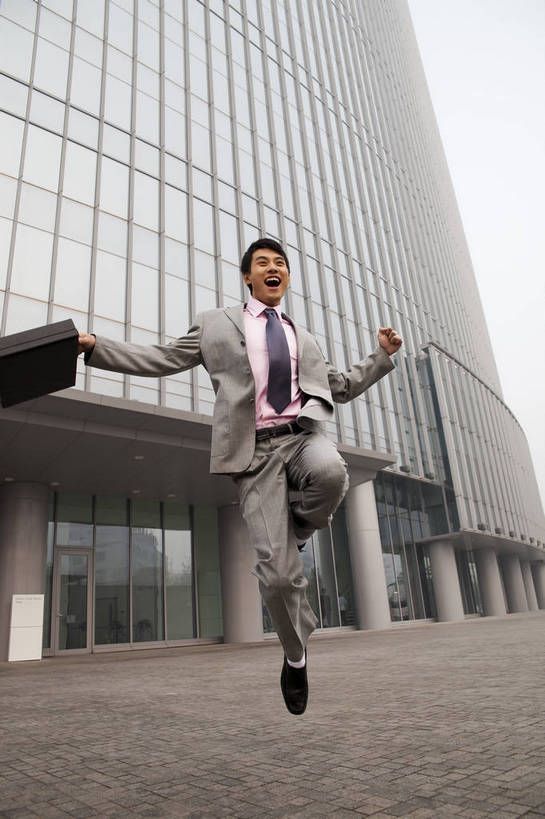 东方人,一个人,商务人士,商务男性,笑,竖图,彩色,室外,白天,衬衫,西装,商务,兴奋,成功,办公楼,信心,职员,建筑,中国,亚洲,套装,正装,公文包,图片,现代建筑,摩天大厦,商务楼,金融,摄影,经济,商务装,文件箱,贸易,工薪阶层,东亚,男人,男性,亚洲人,中国人,年轻人,白领,上班族,跳跃,全身,衬衣,高兴,办公,商业,大楼,bj174