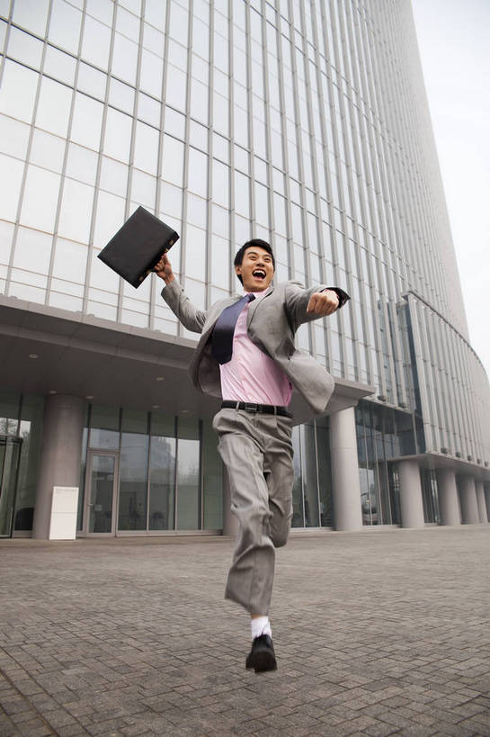 东方人,一个人,商务人士,商务男性,笑,竖图,彩色,室外,白天,衬衫,西装,商务,兴奋,成功,办公楼,信心,职员,建筑,中国,亚洲,套装,正装,公文包,图片,现代建筑,握拳,摩天大厦,商务楼,金融,摄影,经济,商务装,文件箱,贸易,工薪阶层,东亚,男人,男性,亚洲人,中国人,年轻人,白领,上班族,跳跃,全身,衬衣,高兴,办公,商业,大楼,bj174
