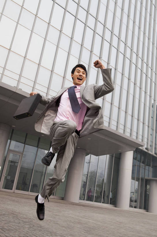 东方人,一个人,商务人士,商务男性,笑,竖图,彩色,室外,白天,衬衫,西装,商务,兴奋,成功,办公楼,信心,职员,建筑,中国,亚洲,套装,正装,公文包,图片,现代建筑,握拳,摩天大厦,商务楼,金融,摄影,经济,商务装,文件箱,贸易,工薪阶层,东亚,男人,男性,亚洲人,中国人,年轻人,白领,上班族,跳跃,全身,衬衣,高兴,办公,商业,大楼,bj174
