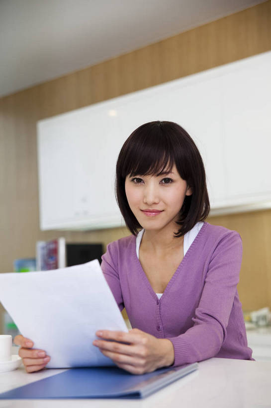 东方人,一个人,商务人士,商务女性,办公室,竖图,彩色,室内,白天,西装,商务,成功,信心,职员,中国,亚洲,套装,正装,工作,图片,文件,文件夹,现代建筑,美女,金融,摄影,休息室,经济,商务装,贸易,工薪阶层,东亚,茶水间,女人,女性,亚洲人,中国人,年轻人,白领,上班族,坐着,半身,高兴,办公,商业,bj174