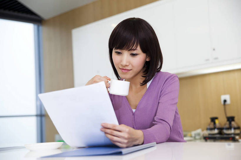 东方人,一个人,商务人士,商务女性,办公室,横图,彩色,室内,白天,西装,商务,成功,信心,职员,中国,亚洲,套装,正装,工作,图片,文件,文件夹,喝茶,现代建筑,美女,金融,摄影,休息室,经济,商务装,贸易,工薪阶层,东亚,茶水间,女人,女性,亚洲人,中国人,年轻人,白领,上班族,坐着,半身,高兴,办公,商业,bj174