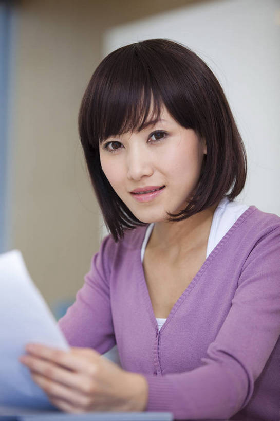 东方人,一个人,商务人士,商务女性,办公室,竖图,彩色,室内,白天,西装,商务,成功,信心,职员,中国,亚洲,套装,正装,工作,图片,文件,文件夹,现代建筑,美女,金融,摄影,休息室,经济,商务装,贸易,工薪阶层,东亚,茶水间,女人,女性,亚洲人,中国人,年轻人,白领,上班族,坐着,半身,高兴,办公,商业,bj174