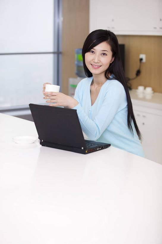 东方人,一个人,商务人士,商务女性,办公室,竖图,彩色,室内,白天,西装,商务,成功,信心,职员,中国,亚洲,套装,正装,工作,图片,喝茶,现代建筑,笔记本,美女,金融,摄影,休息室,经济,商务装,贸易,工薪阶层,东亚,茶水间,手提电脑,女人,女性,亚洲人,中国人,年轻人,白领,上班族,坐着,半身,高兴,办公,商业,bj174
