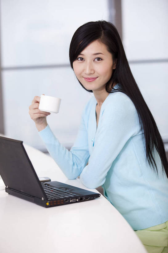 东方人,一个人,商务人士,商务女性,办公室,竖图,彩色,室内,白天,西装,商务,成功,信心,职员,中国,亚洲,套装,正装,工作,图片,喝茶,现代建筑,笔记本,美女,金融,摄影,休息室,经济,商务装,贸易,工薪阶层,东亚,茶水间,手提电脑,女人,女性,亚洲人,中国人,年轻人,白领,上班族,坐着,半身,高兴,办公,商业,bj174