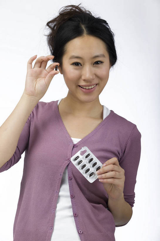 东方人,五官,脸,嘴,头发,一个人,微笑,竖图,北京,中国,仅一个年轻女性,仅一个女性,仅一个人,药,生活,休闲装,黑色,吃药,站着,休闲,健康,生病,舒服,美女,治疗,生活方式,毛发,年轻女性,女人,女性,中国人,年轻人,主妇,半身,愉快,bj174