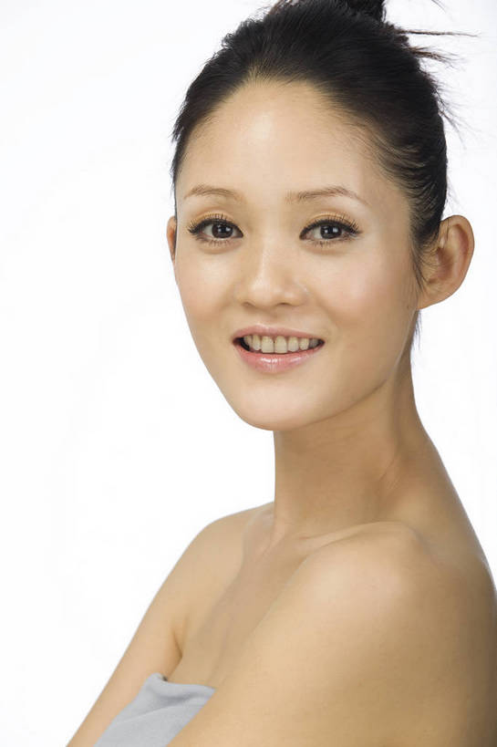 东方人,五官,眼睛,脸颊,头发,一个人,竖图,美容,时尚,北京,中国,仅一个年轻女性,仅一个女性,仅一个人,护肤,黑色,清洁,站着,休闲,健康,舒服,美女,头像,生活方式,皮肤,动作,毛发,年轻女性,女人,女性,中国人,年轻人,愉快,bj174