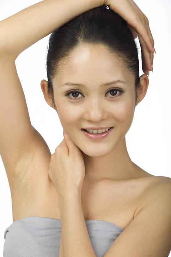 东方人,五官,眼睛,脸颊,手,头发,一个人,竖图,美容,时尚,北京,中国,仅一个年轻女性,仅一个女性,仅一个人,护肤,黑色,清洁,站着,休闲,健康,舒服,美女,头像,生活方式,皮肤,动作,毛发,年轻女性,女人,女性,中国人,年轻人,愉快,bj174