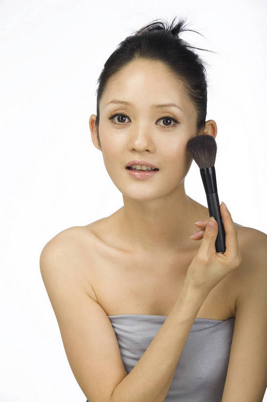 东方人,五官,眼睛,脸颊,手,头发,一个人,竖图,化妆,美容,时尚,北京,中国,仅一个年轻女性,仅一个女性,仅一个人,涂抹,黑色,化妆刷,休闲,健康,舒服,美女,头像,生活方式,皮肤,修饰,毛发,化妆用品,年轻女性,女人,女性,中国人,年轻人,愉快,bj174