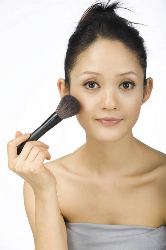 东方人,五官,眼睛,脸颊,手,头发,一个人,竖图,化妆,美容,时尚,北京,中国,仅一个年轻女性,仅一个女性,仅一个人,涂抹,黑色,化妆刷,休闲,健康,舒服,美女,头像,生活方式,皮肤,修饰,毛发,化妆用品,年轻女性,女人,女性,中国人,年轻人,愉快,bj174