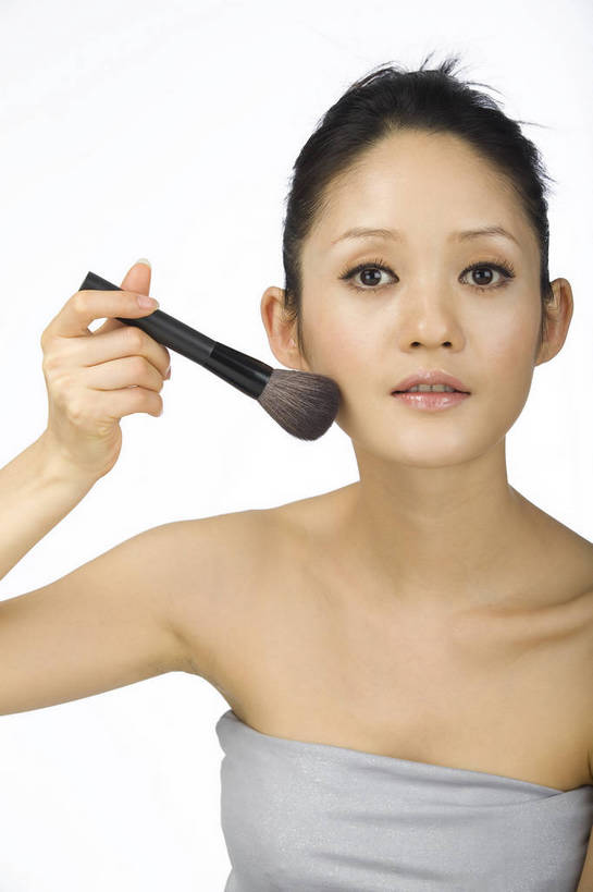 东方人,五官,眼睛,脸颊,手,头发,一个人,竖图,化妆,美容,时尚,北京,中国,仅一个年轻女性,仅一个女性,仅一个人,涂抹,黑色,化妆刷,休闲,健康,舒服,美女,头像,生活方式,皮肤,修饰,毛发,化妆用品,年轻女性,女人,女性,中国人,年轻人,愉快,bj174