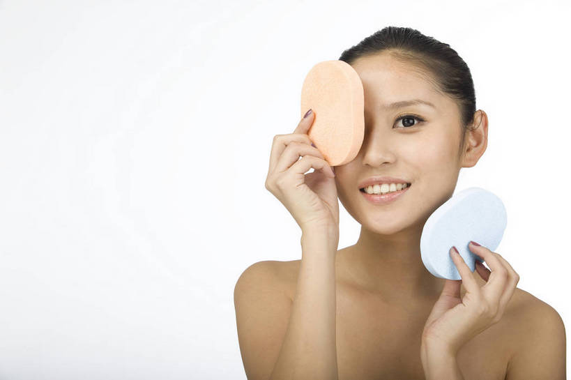 东方人,五官,眼睛,脸颊,手,头发,一个人,横图,化妆,美容,时尚,北京,中国,仅一个年轻女性,仅一个女性,仅一个人,涂抹,黑色,粉扑,休闲,健康,舒服,美女,头像,生活方式,皮肤,修饰,毛发,化妆用品,年轻女性,女人,女性,中国人,年轻人,愉快,bj174