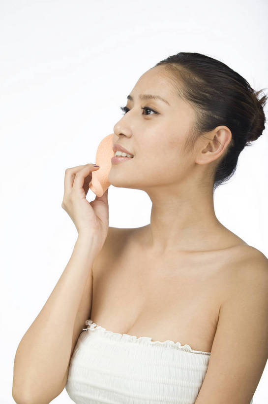 东方人,五官,眼睛,脸颊,手,头发,一个人,竖图,化妆,美容,时尚,北京,中国,仅一个年轻女性,仅一个女性,仅一个人,涂抹,黑色,粉扑,休闲,健康,舒服,美女,头像,生活方式,皮肤,修饰,毛发,化妆用品,年轻女性,女人,女性,中国人,年轻人,愉快,bj174