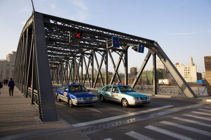 横图,彩色,室外,白天,旅游,度假,名胜古迹,标志建筑,城市,道路,地标,建筑,汽车,上海,中国,遗迹,图片,建筑群,交通,古典,古迹,文物,娱乐,建设,古建筑,铁桥,地标建筑,享受,休闲,旅游胜地,放松,摄影,都市风光,文明,中国文化,苏州河,外白渡桥,古文明,繁荣,旅行,bj174