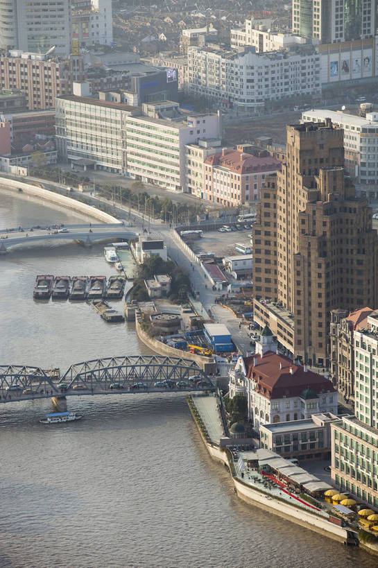 无人,竖图,俯视,彩色,室外,白天,旅游,度假,办公楼,名胜古迹,标志建筑,城市,地标,建筑,上海,中国,遗迹,图片,建筑群,古迹,文物,娱乐,建设,现代,古建筑,现代建筑,地标建筑,外滩,享受,休闲,旅游胜地,摩天大厦,放松,摄影,鸟瞰,都市风光,文明,中国文化,金融中心,浦西,苏州河,外白渡桥,古文明,繁荣,旅行,bj174