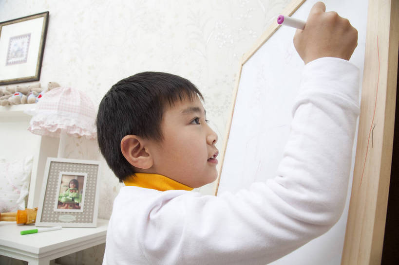 东方人,儿童,脸,头发,一个人,家庭,站,微笑,横图,彩色,室内,侧面,纯洁,书房,北京,中国,亚洲,写字,学习,图片,书桌,小孩,黑色,白板,站着,休闲,健康,舒服,温暖,温馨,一家人,休闲服,彩笔,家居,可爱,童年,童趣,摄影,生活方式,和睦,毛发,气氛,居室,无忧无虑,天真,男孩,男人,男性,中国人,孩子,画画,站立,半身,愉快,融洽,男生,bj174