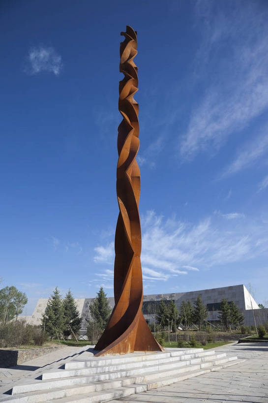 无人,广场,竖图,室外,白天,旅游,度假,办公楼,名胜古迹,标志建筑,城市,地标,建筑,雕塑,遗迹,景观,古迹,文物,娱乐,建设,古建筑,天空,享受,休闲,旅游胜地,放松,中国文化,古文明,青海,原子城,旅行,传统文化,bj174