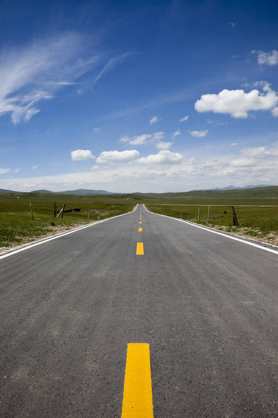 无人,竖图,室外,白天,旅游,度假,草地,名胜古迹,田园,标志建筑,道路,地标,建筑,公路,遗迹,田野,云,古迹,文物,娱乐,建设,古建筑,蓝天,自然,平原,享受,休闲,旅游胜地,放松,风光,古文明,青海,原子城,旅行,bj174