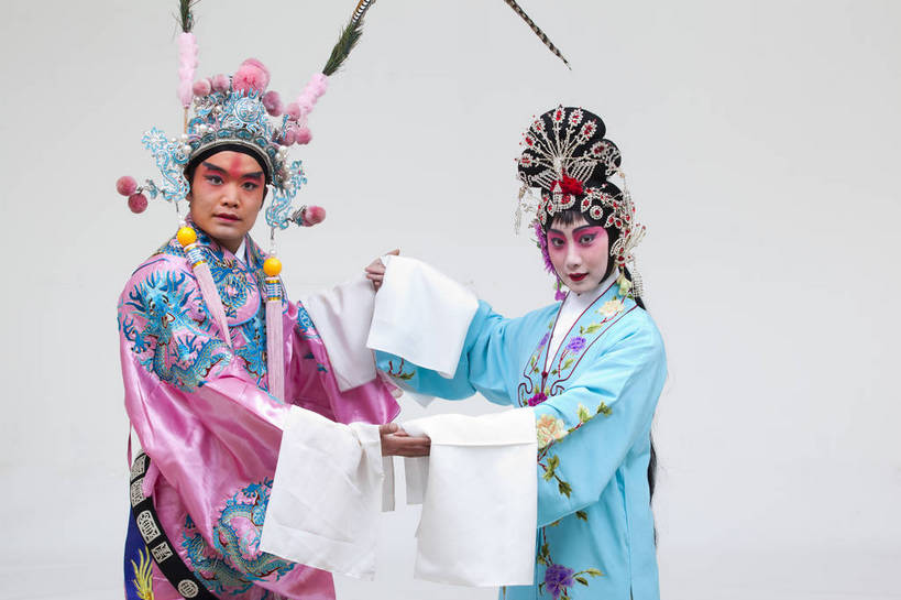 两个人,演员,横图,彩色,白色背景,正面,化妆,北京,中国,亚洲,表演,艺术,造型,鲜艳,头饰,图片,注视,文化,脸谱,观察,看,站着,表情,姿势,摄影,服饰,观看,武将,动作,察看,关注,中国文化,唱戏,戏剧,民族服饰,演出服,京剧,东亚,将军,国粹,貂蝉,青衣,男人,女人,中国人,年轻人,情侣,半身,影棚拍摄,化装,中国戏曲,武生,传统文化,舞台妆,吕布,吕奉先,bj174