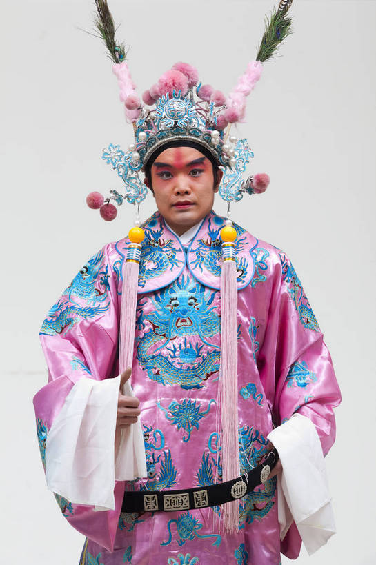一个人,演员,竖图,彩色,白色背景,正面,化妆,北京,中国,亚洲,仅一个人,表演,艺术,造型,鲜艳,头饰,图片,注视,文化,脸谱,观察,看,站着,表情,竖,姿势,摄影,服饰,观看,武将,动作,察看,关注,中国文化,戏剧,民族服饰,演出服,京剧,东亚,将军,国粹,男人,中国人,年轻人,半身,影棚拍摄,化装,中国戏曲,武生,传统文化,舞台妆,吕布,吕奉先,bj174