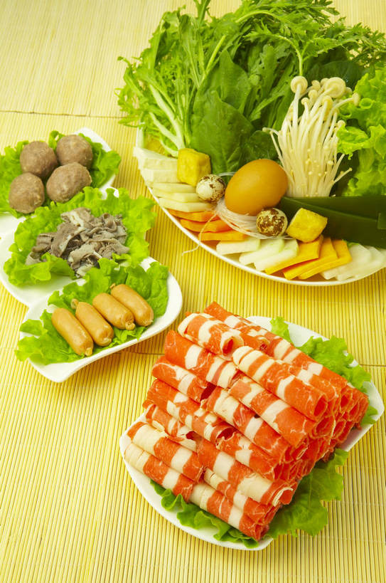 拼盘,无人,竖图,室内,菠菜,蔬菜,静物,餐具,切片,新鲜,金针菇,生菜,海带,香肠,食品,餐盘,美食,饮食,食物,有机食品,绿色食品,清新,水灵,狮子头,健康食品,生鲜,茼蒿,影棚拍摄,牛肚,羊肉卷,bj174