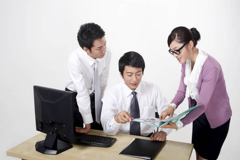东方人,中年人,三个人,伙伴,朋友,商务人士,商务男性,商务女性,办公室,微笑,横图,彩色,室内,白天,正面,衬衫,制服,商务,讨论,友谊,成功,合作,团队,计划,签字,竞争,职员,电脑,中国,亚洲,学习,套装,正装,研究,会议,文件,办公用品,领带,年轻,注视,职业装,黄种人,东方,三个,站着,行业,职业,精神,美女,战略,金融,职场,经济,仔细,环境,行政,领导,业务,公司,近景,上级,商务装,签署,贸易,管理人员,工薪阶层,联合,合谋,细心,细致,审查,管理,交流,配合,认真,协作,男人,男性,女人,女性,亚洲人,中国人,年轻人,白领,商人,上班族,员工,沟通,坐着,衬衣,西服,办公,商业,白领阶层,办公室职员,bj174