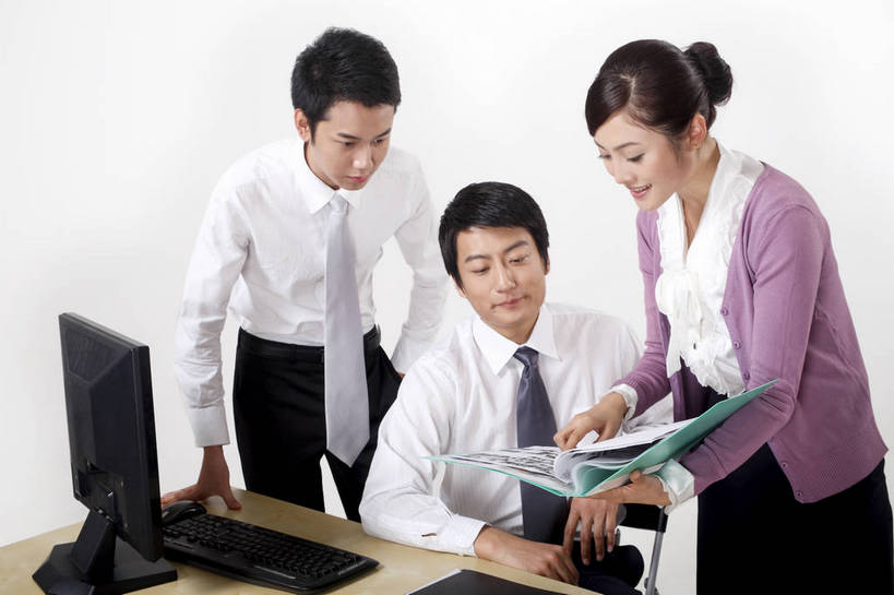 东方人,中年人,三个人,伙伴,朋友,商务人士,商务男性,商务女性,办公室,微笑,横图,彩色,室内,白天,正面,衬衫,制服,商务,讨论,友谊,成功,合作,团队,计划,签字,竞争,职员,电脑,中国,亚洲,学习,套装,正装,研究,会议,文件,办公用品,领带,年轻,注视,职业装,黄种人,东方,三个,站着,行业,职业,精神,美女,战略,金融,职场,经济,仔细,环境,行政,领导,业务,公司,近景,上级,商务装,签署,贸易,管理人员,工薪阶层,联合,合谋,细心,细致,审查,管理,交流,配合,认真,协作,男人,男性,女人,女性,亚洲人,中国人,年轻人,白领,商人,上班族,员工,沟通,坐着,衬衣,西服,办公,商业,白领阶层,办公室职员,bj174