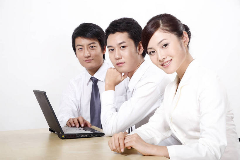 东方人,中年人,三个人,伙伴,朋友,商务人士,商务男性,商务女性,办公室,微笑,横图,彩色,室内,白天,正面,工作服,衬衫,制服,商务,讨论,友谊,成功,合作,团队,计划,竞争,职员,电脑,中国,亚洲,学习,套装,正装,研究,会议,办公用品,领带,年轻,注视,职业装,黄种人,东方,三个,站着,行业,职业,精神,美女,战略,金融,职场,经济,仔细,环境,行政,业务,公司,近景,商务装,贸易,管理人员,工薪阶层,联合,合谋,细心,细致,工作制服,管理,交流,配合,认真,协作,男人,男性,女人,女性,亚洲人,中国人,年轻人,白领,商人,上班族,员工,沟通,坐着,衬衣,工作套服,西服,办公,商业,白领阶层,办公室职员,bj174