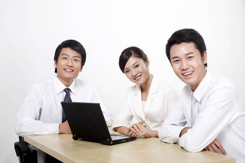 东方人,中年人,三个人,伙伴,朋友,商务人士,商务男性,商务女性,办公室,微笑,横图,彩色,室内,白天,正面,工作服,衬衫,制服,商务,讨论,友谊,成功,合作,团队,计划,竞争,职员,电脑,中国,亚洲,学习,套装,正装,研究,会议,办公用品,领带,年轻,注视,职业装,黄种人,东方,三个,站着,行业,职业,精神,美女,战略,金融,职场,经济,仔细,环境,行政,业务,公司,近景,商务装,贸易,管理人员,工薪阶层,联合,合谋,细心,细致,工作制服,管理,交流,配合,认真,协作,男人,男性,女人,女性,亚洲人,中国人,年轻人,白领,商人,上班族,员工,沟通,站立,坐着,衬衣,工作套服,西服,办公,商业,白领阶层,办公室职员,bj174