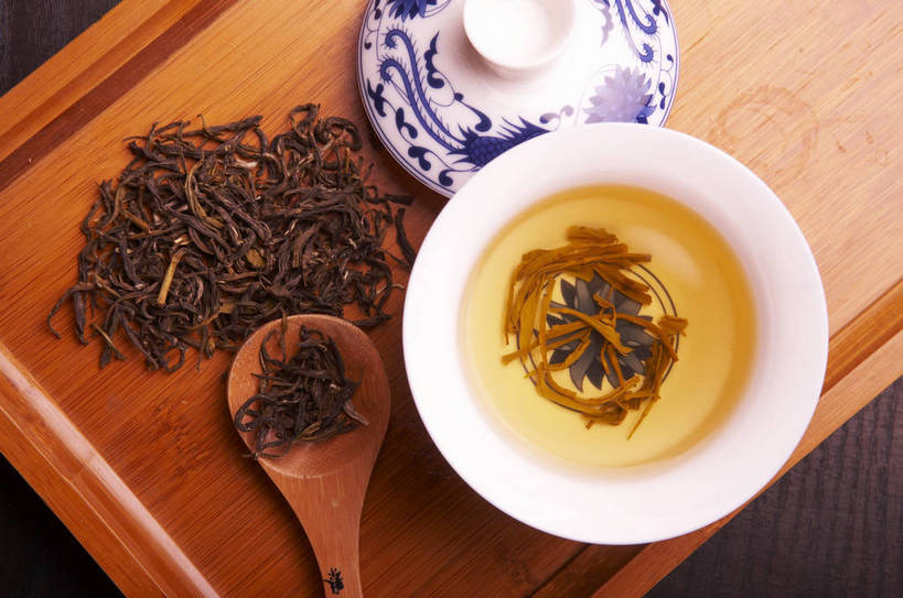 无人,摄影师,横图,室内,棚拍,茶,静物,中国,亚洲,红色背景,民俗,泡茶,文化,传统,东方,民族,茶具,创意,青花瓷,茶艺,古书,文明,近景,古朴,摄像师,独特,茶杯,茶文化,bj174