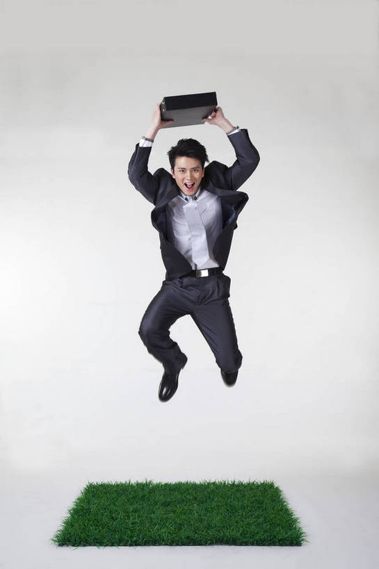 东方人,一个人,商务人士,办公室,站,微笑,竖图,彩色,室内,白天,白色背景,正面,西装,商务,时尚,快乐,纯洁,成功,信心,草地,草坪,北京,中国,亚洲,仅一个人,套装,正装,造型,工作,公文包,图片,领带,职业装,现代,职业,表情,活力,可爱,夸张,童年,童趣,自信,姿势,摄影,生活方式,文件包,场所,商务中心,童真,烂漫,无邪,天真,男人,男性,年轻男性,亚洲人,中国人,年轻人,白领,跳跃,全身,影棚拍摄,办公,bj174