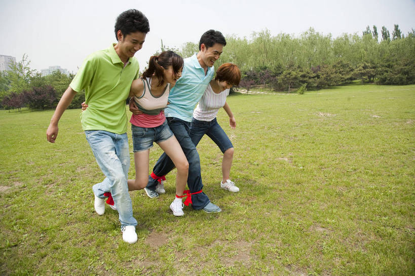 东方人,成年人,伙伴,公园,走,微笑,横图,彩色,室外,白天,侧面,度假,时尚,快乐,友谊,幸福,纯洁,合作,团队,草地,草坪,树林,图片,许多人,相拥,休闲装,树,自然,倚靠,一群人,郊游,休闲,健康,放松,活力,可爱,乐趣,美女,童年,童趣,摄影,生活方式,轻松,同伴,户外活动,童真,烂漫,无邪,天真,友情,男人,男性,年轻男性,年轻女性,女人,女性,亚洲人,中国人,年轻人,休闲活动,全身,bj174