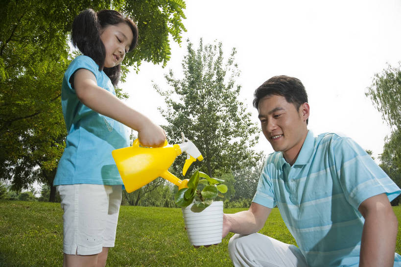 东方人,儿童,成年人,两个人,家庭,父亲,女儿,公园,微笑,横图,彩色,室外,白天,侧面,度假,时尚,快乐,幸福,纯洁,草地,草坪,树林,花盆,图片,休闲装,浇花,浇水,小孩,小女孩,自然,站着,郊游,休闲,健康,温馨,父女,放松,活力,可爱,乐趣,亲密,童年,童趣,摄影,生活方式,轻松,户外活动,童真,烂漫,无邪,天真,男人,男性,年轻男性,亚洲人,中国人,孩子,年轻人,休闲活动,蹲着,半身,爱,bj174