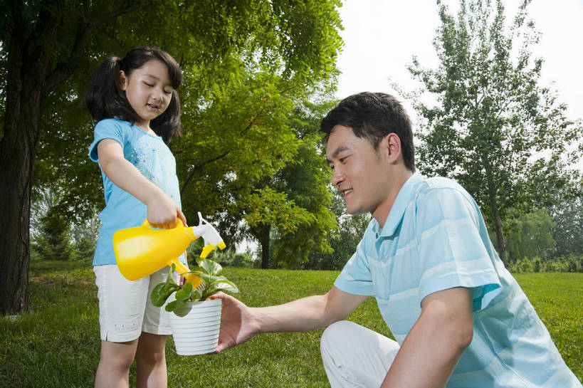 东方人,儿童,成年人,两个人,家庭,父亲,女儿,公园,微笑,横图,彩色,室外,白天,侧面,度假,时尚,快乐,幸福,纯洁,草地,草坪,树林,花盆,图片,休闲装,浇花,浇水,小孩,小女孩,自然,站着,郊游,休闲,健康,温馨,父女,放松,活力,可爱,乐趣,亲密,童年,童趣,摄影,生活方式,轻松,户外活动,童真,烂漫,无邪,天真,男人,男性,年轻男性,亚洲人,中国人,孩子,年轻人,休闲活动,蹲着,半身,爱,bj174