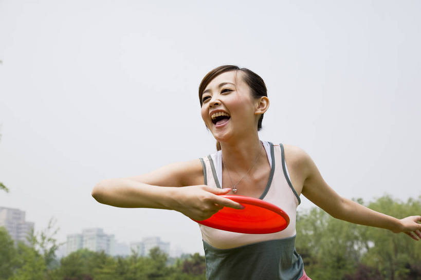 东方人,成年人,一个人,公园,横图,彩色,室外,白天,度假,时尚,游戏,快乐,兴奋,幸福,纯洁,运动,树林,图片,休闲装,自然,飞盘,郊游,休闲,健康,放松,活力,可爱,乐趣,美女,童年,童趣,摄影,生活方式,轻松,户外活动,童真,烂漫,无邪,投掷,天真,年轻女性,女人,女性,亚洲人,中国人,年轻人,休闲活动,跳跃,玩耍,半身,bj174