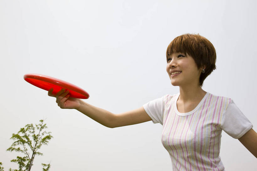 东方人,成年人,一个人,公园,横图,彩色,室外,白天,度假,时尚,游戏,快乐,兴奋,幸福,纯洁,运动,图片,休闲装,自然,飞盘,郊游,休闲,健康,放松,活力,可爱,乐趣,美女,童年,童趣,摄影,生活方式,轻松,户外活动,童真,烂漫,无邪,投掷,天真,年轻女性,女人,女性,亚洲人,中国人,年轻人,休闲活动,跳跃,玩耍,半身,bj174