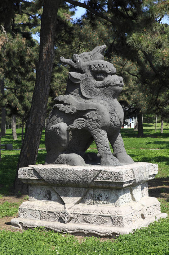 无人,竖图,彩色,室外,白天,旅游,度假,名胜古迹,标志建筑,地标,建筑,雕塑,中国,遗迹,雕像,图片,古迹,文物,娱乐,建设,古建筑,石雕,历史建筑,树,享受,休闲,旅游胜地,放松,摄影,古代建筑,陵墓,中国文化,古文明,辽宁,沈阳,清昭陵,传统文化,皇陵,bj174