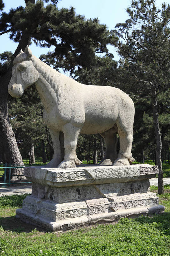 无人,竖图,彩色,室外,白天,旅游,度假,名胜古迹,标志建筑,地标,建筑,马,雕塑,中国,遗迹,雕像,图片,古迹,文物,娱乐,建设,古建筑,石雕,历史建筑,树,享受,休闲,旅游胜地,放松,摄影,古代建筑,陵墓,中国文化,古文明,辽宁,沈阳,清昭陵,传统文化,皇陵,bj174