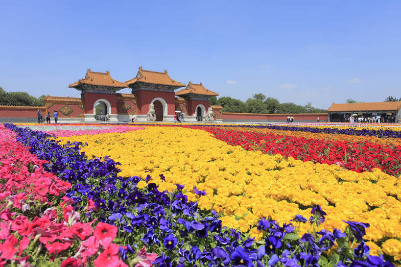 横图,彩色,室外,白天,旅游,度假,名胜古迹,标志建筑,地标,建筑,中国,游人,入口,遗迹,花坛,图片,大门,古迹,文物,娱乐,建设,古建筑,历史建筑,鲜花,享受,休闲,旅游胜地,放松,摄影,古代建筑,中国文化,古文明,辽宁,沈阳,门楼,清昭陵,传统文化,皇陵,bj174