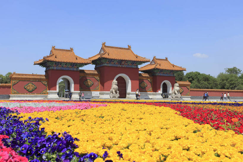 横图,彩色,室外,白天,旅游,度假,名胜古迹,标志建筑,地标,建筑,中国,游人,入口,遗迹,花坛,图片,大门,古迹,文物,娱乐,建设,古建筑,历史建筑,鲜花,享受,休闲,旅游胜地,放松,摄影,古代建筑,中国文化,古文明,辽宁,沈阳,门楼,清昭陵,传统文化,皇陵,bj174