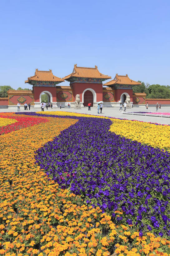 竖图,彩色,室外,白天,旅游,度假,名胜古迹,标志建筑,地标,建筑,中国,游人,入口,遗迹,花坛,图片,大门,古迹,文物,娱乐,建设,古建筑,历史建筑,鲜花,享受,休闲,旅游胜地,放松,摄影,古代建筑,中国文化,古文明,辽宁,沈阳,门楼,清昭陵,传统文化,皇陵,bj174