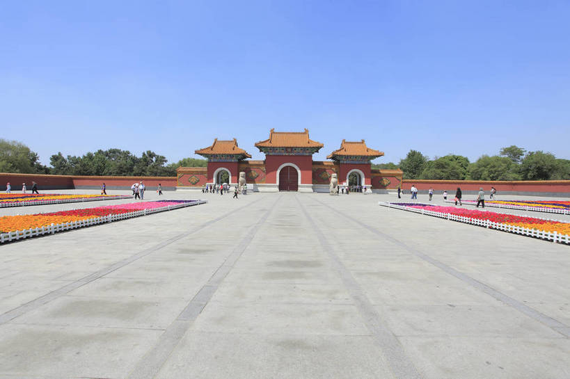 横图,彩色,室外,白天,旅游,度假,名胜古迹,标志建筑,地标,建筑,中国,游人,入口,遗迹,花坛,图片,大门,古迹,文物,娱乐,建设,古建筑,历史建筑,鲜花,享受,休闲,旅游胜地,放松,摄影,古代建筑,中国文化,古文明,辽宁,沈阳,门楼,清昭陵,传统文化,皇陵,bj174
