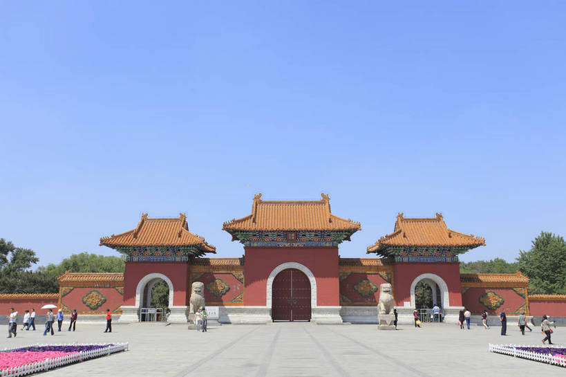 横图,彩色,室外,白天,旅游,度假,名胜古迹,标志建筑,地标,建筑,中国,游人,入口,遗迹,花坛,图片,大门,古迹,文物,娱乐,建设,古建筑,历史建筑,鲜花,享受,休闲,旅游胜地,放松,摄影,古代建筑,中国文化,古文明,辽宁,沈阳,门楼,清昭陵,传统文化,皇陵,bj174