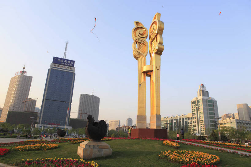 广场,横图,彩色,室外,白天,美景,城市,道路,建筑,街道,路,公路,雕塑,中国,游人,花坛,图片,景观,交通,现代建筑,人民广场,摩天大厦,商务楼,景色,摄影,辽宁,沈阳,马路,高楼,商业中心,bj174