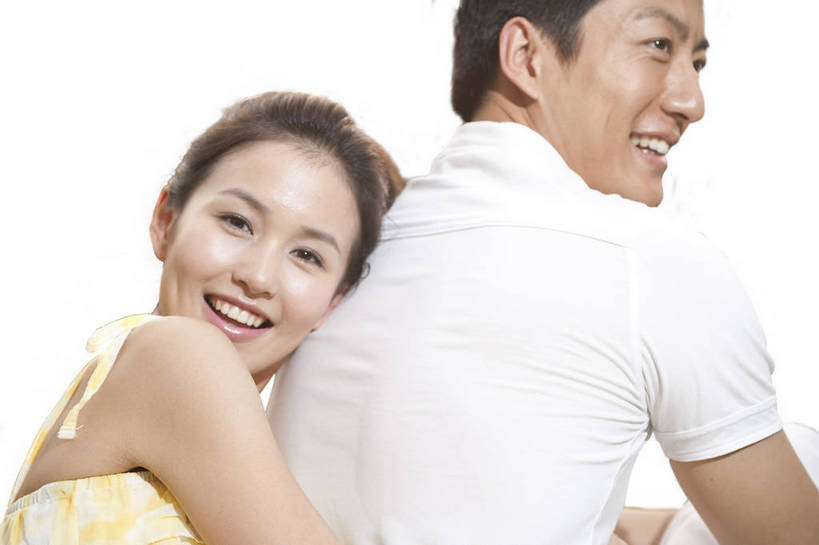 东方人,两个人,坐,微笑,横图,彩色,室内,白天,抠图,白色背景,侧面,时尚,满意,自由,分享,北京,中国,人物,图片,浪漫,美丽,享受,休闲,活力,可爱,美女,亲密,自信,摄影,生活方式,青春,优雅,靠背,男人,男性,年轻男性,年轻女性,女人,女性,亚洲人,中国人,年轻人,情侣,半身,影棚拍摄,愉快,bj174